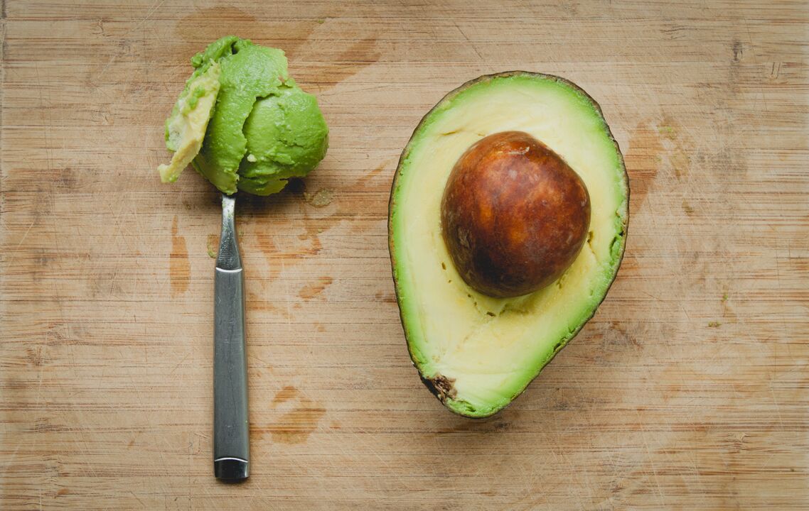 Авокадо је укључен у јеловник кето дијете због високог садржаја биљних масти и протеина. 