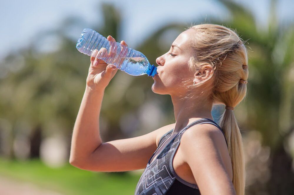 Пије довољно воде за борбу против гојазности